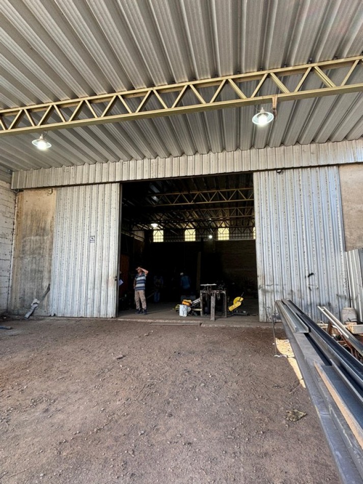 Galpon/Deposito - en Zona Comercial (Barrio La Florida)