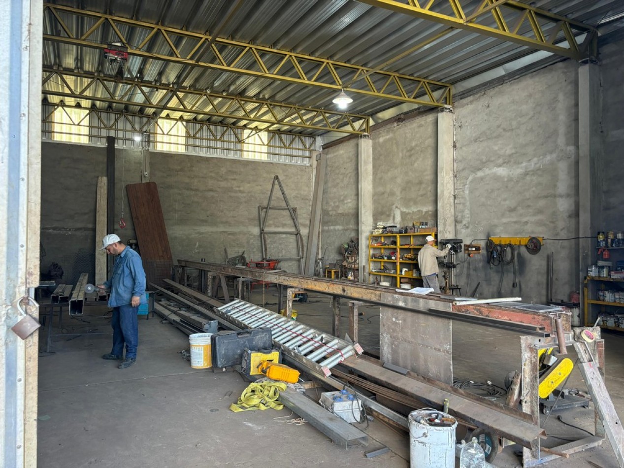 Galpon/Deposito - en Zona Comercial (Barrio La Florida)